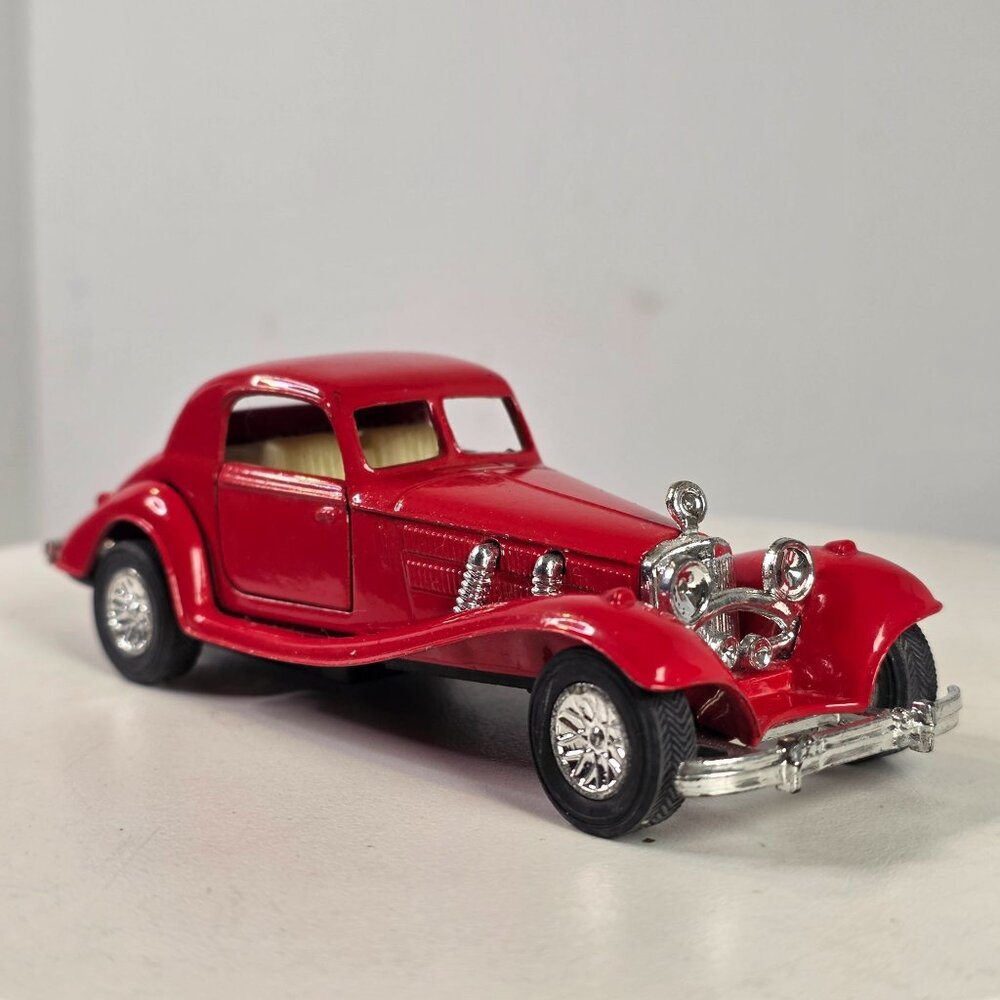 Vintage Red Diecast Classic Car Model 1/38 Scale Metal Toy Vehicle Collectible W